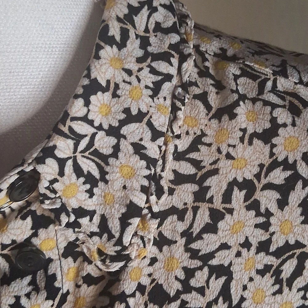 🌼🖤Oliver Bonas Sassy Daisy Print Button Down Long Sleeves Blouse Size 4